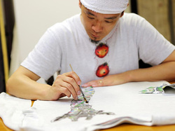 親子で描き、繋げる京都の伝統技法 － 自由でダイナミックな絵柄が躍る、手描き京友禅の魅力とは