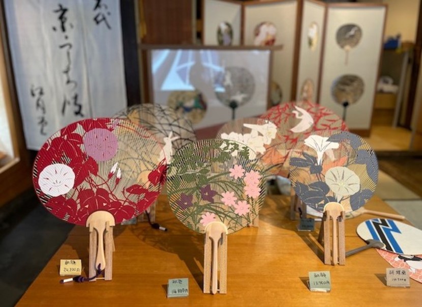 A traditional craft carefully handmade by skilled craftsman,     Feel the gentle breeze at a long-established fan shop